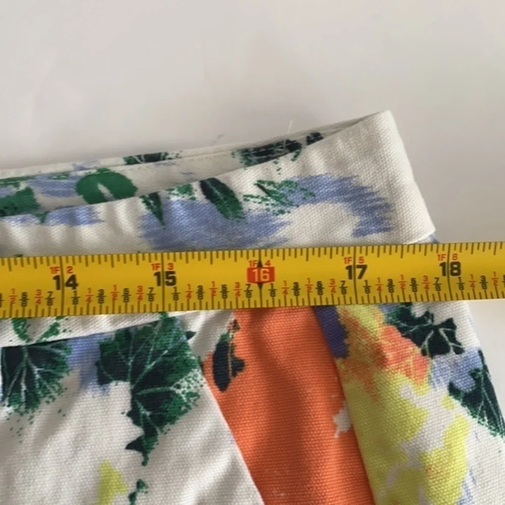 GAP City Shorts White Floral Mid Rise Size 12 EUC